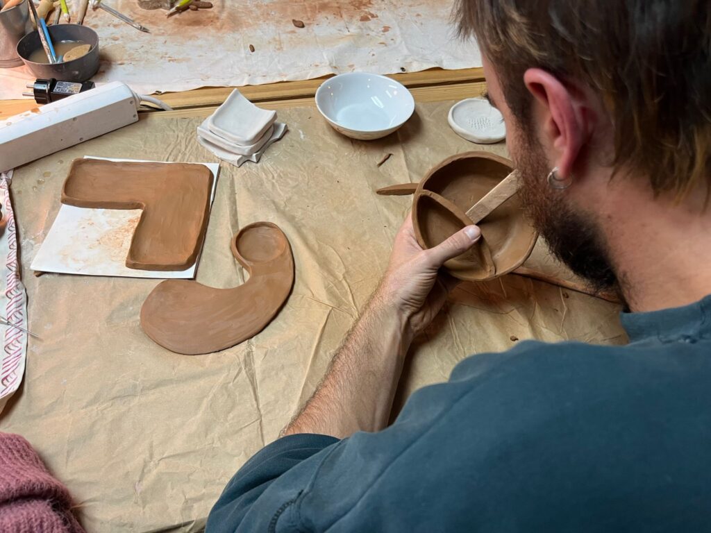 Jovem moldando o barro num dos workshops promovidos pela Secção de Artesanato da Rizoma